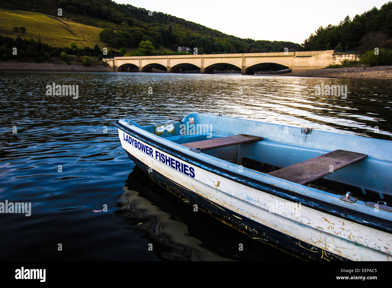 Ladybower Fischerei Boot und Viadukt Stockfoto