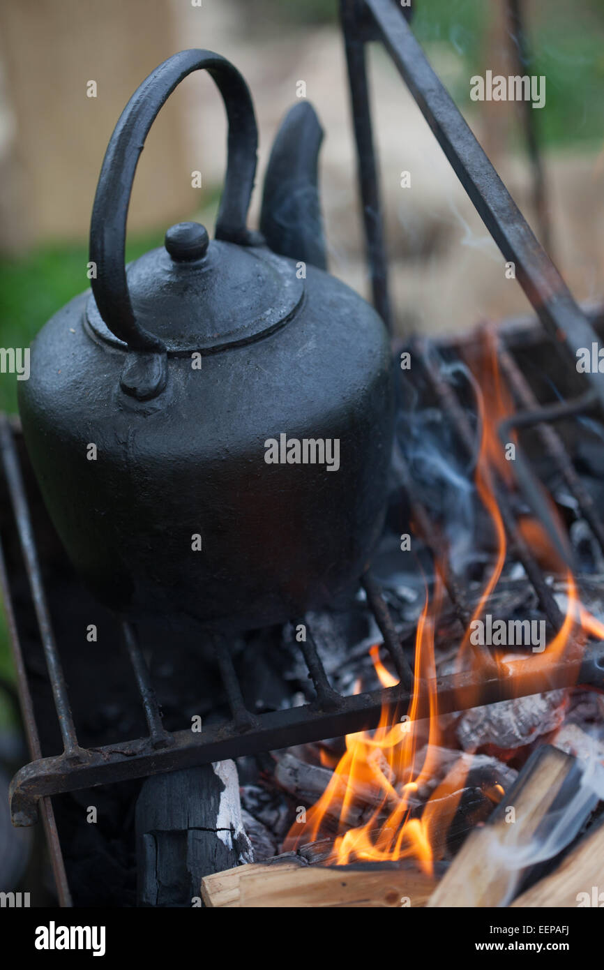 Am Lagerfeuer kochen mit traditionellen mittelalterlichen Methoden. Stockfoto