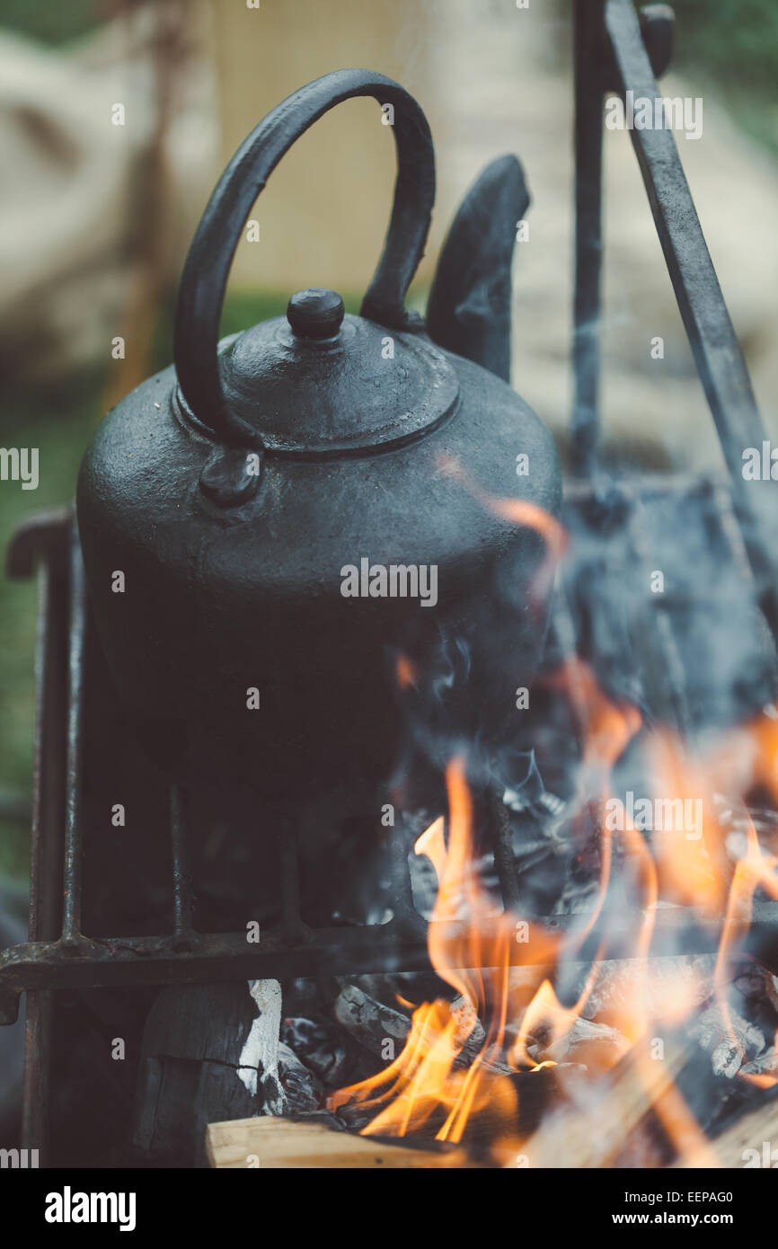 Am Lagerfeuer kochen mit traditionellen mittelalterlichen Methoden. Stockfoto