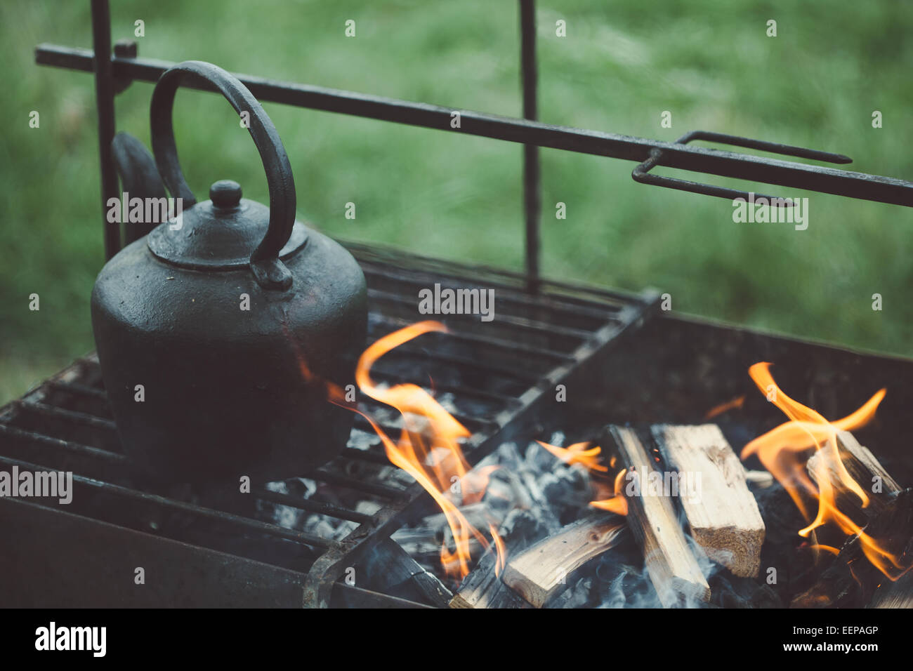 Am Lagerfeuer kochen mit traditionellen mittelalterlichen Methoden. Stockfoto