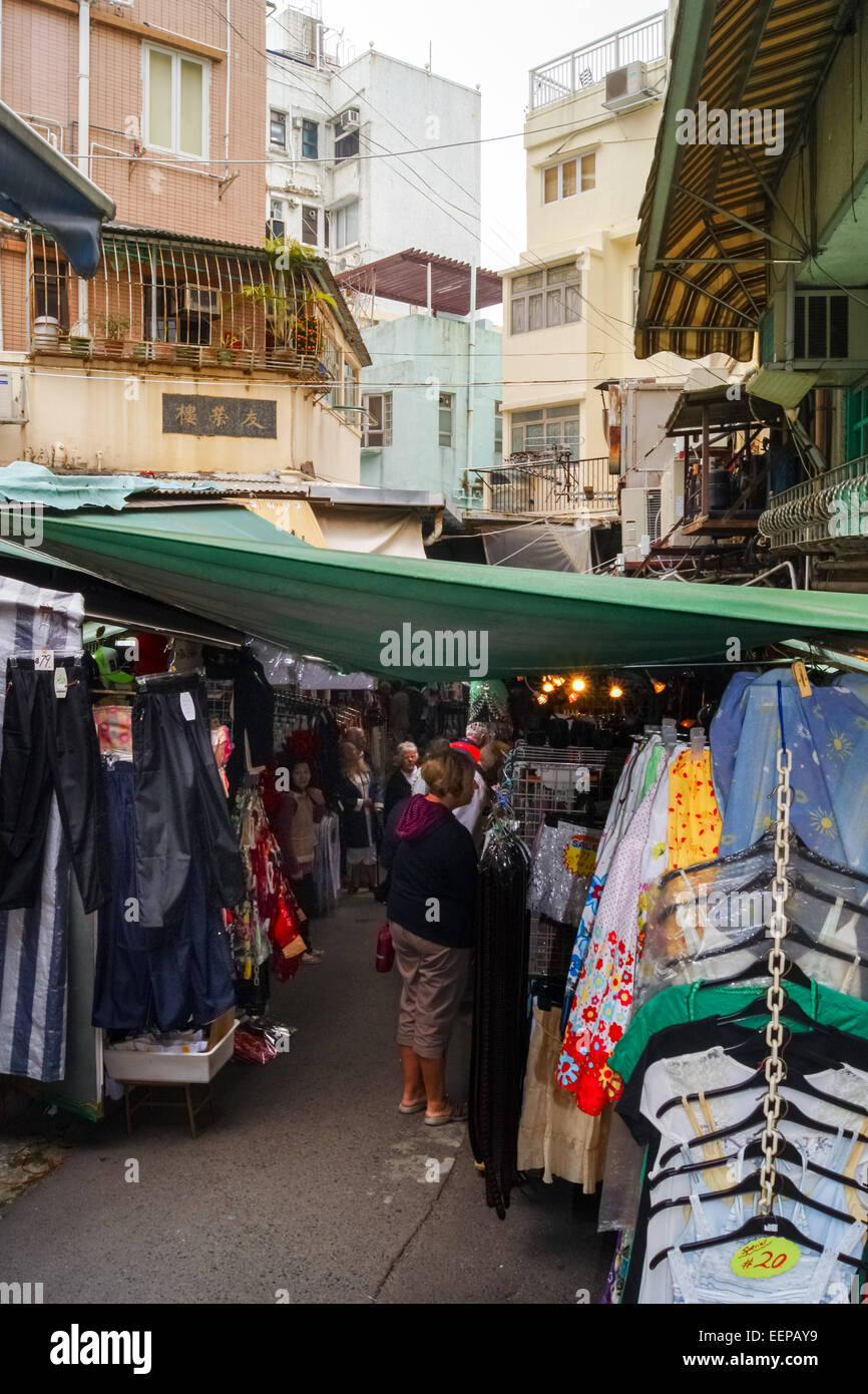 Menschen und Marktstände mit Kleidung in dem Stanley Markt, Hong Kong