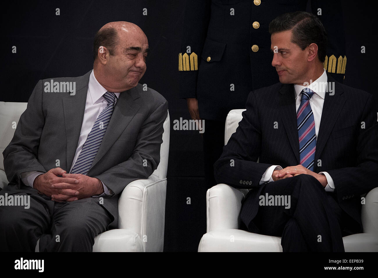 Mexico City, Mexiko. 20. Januar 2015. Mexikos President Enrique Pena Nieto (R) und mexikanischen Attorney General José Murillo Karam (L) nehmen an der Einweihung des nationalen Forums für Equity im Prozess Verbrecher in Mexiko-Stadt, Hauptstadt von Mexiko, am 20. Januar 2015. Bildnachweis: Alejandro Ayala/Xinhua/Alamy Live-Nachrichten Stockfoto