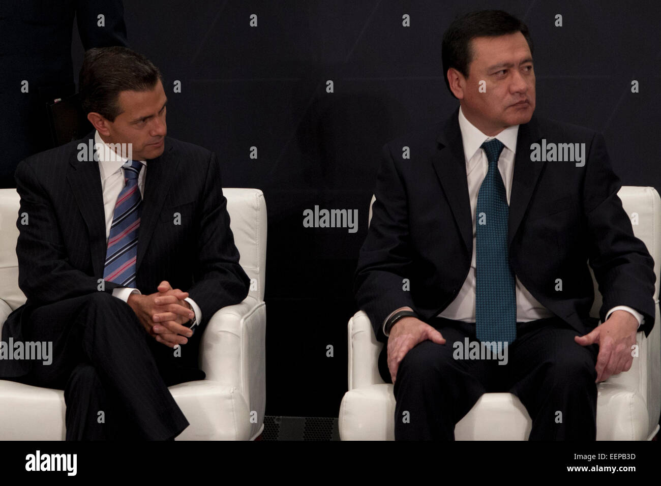 Mexico City, Mexiko. 20. Januar 2015. Mexikos Präsident Enrique Pena Nieto (L) und mexikanischen Innenminister Miguel Angel Osorio Chong nehmen an der Einweihung des nationalen Forums für Equity im Prozess Verbrecher in Mexiko-Stadt, Hauptstadt von Mexiko, am 20. Januar 2015. Bildnachweis: Alejandro Ayala/Xinhua/Alamy Live-Nachrichten Stockfoto