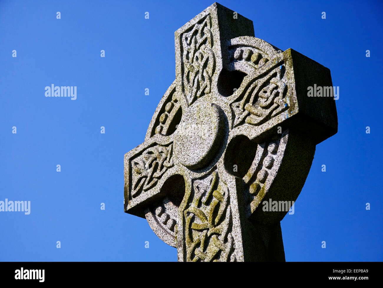 Keltisches Kreuz Detail gegen blauen Himmel Stockfoto
