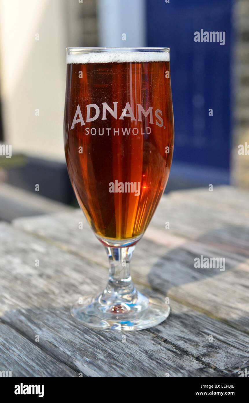 Ein Glas Adnams Beer, Southwold, Suffolk, England, Vereinigtes Königreich Stockfoto
