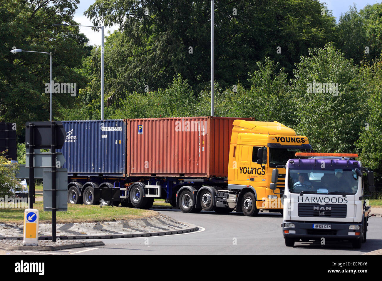 Lastwagen unterwegs um einen Kreisverkehr in Coulsdon, Surrey, England Stockfoto