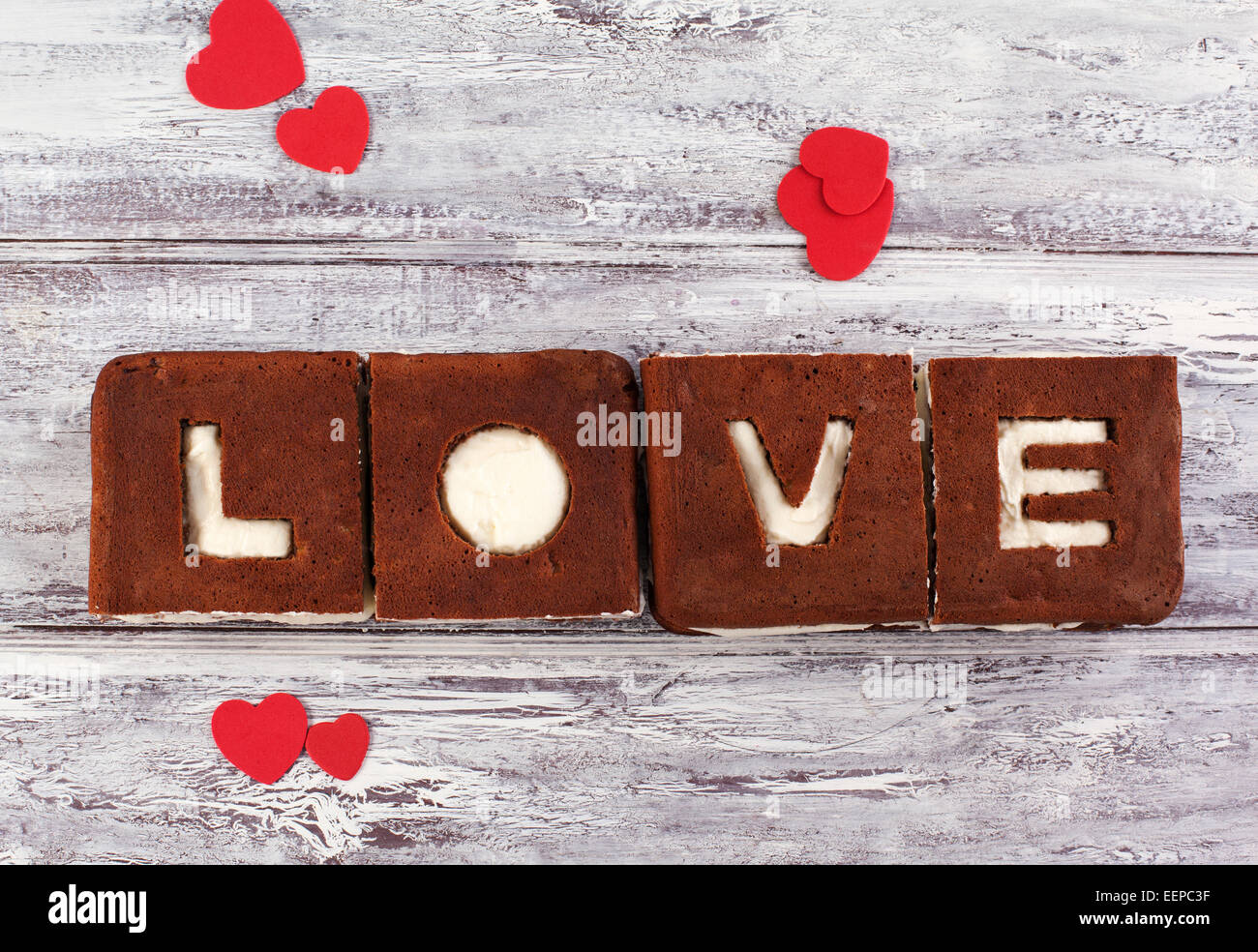 Liebe Kuchen. Schoko-Bananen-Kuchen mit Frischkäse Frosting und Wort Liebe. Stockfoto