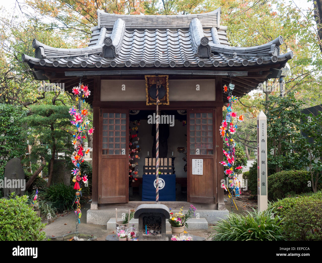 Kleiner Schrein in Tokyo Zojo-Ji Tempel Stockfoto