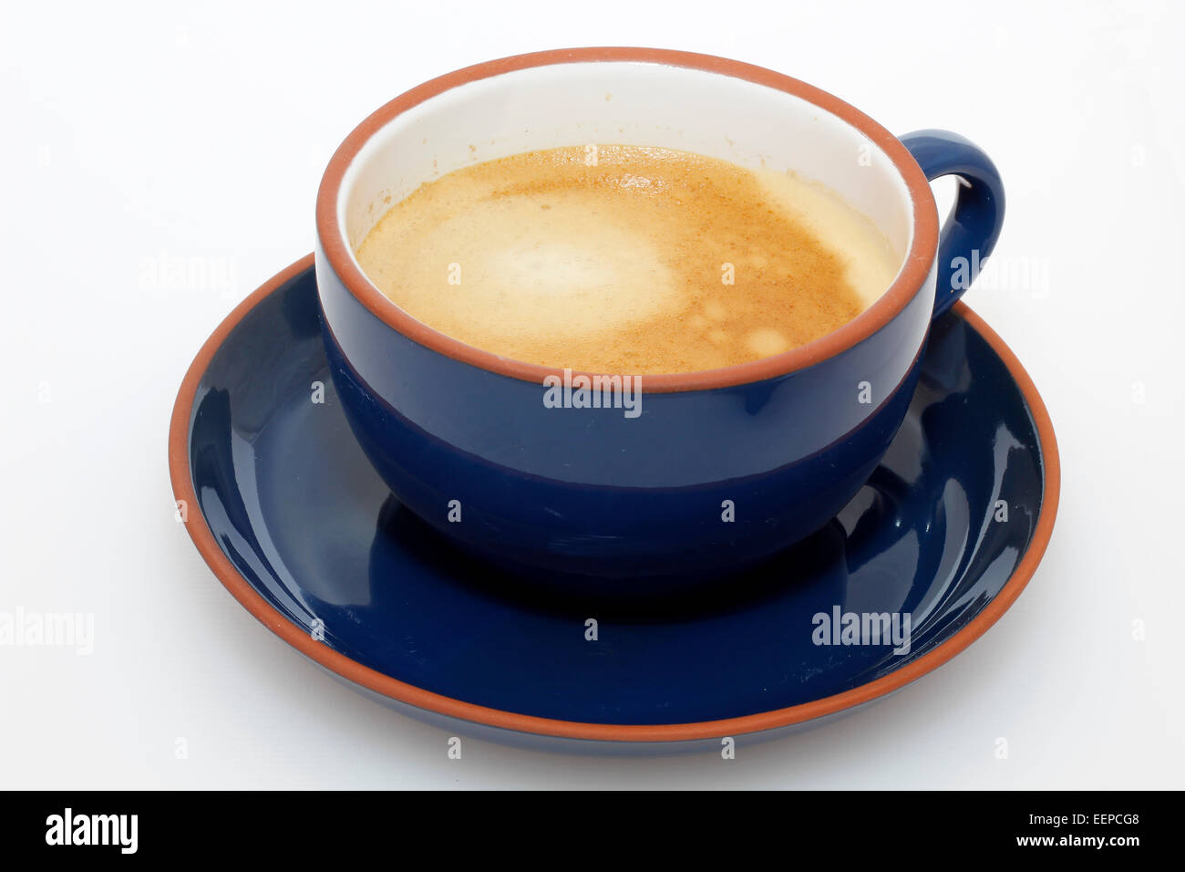 Kaffee mit Milch in blauen Tasse und blaue Platte Stockfoto