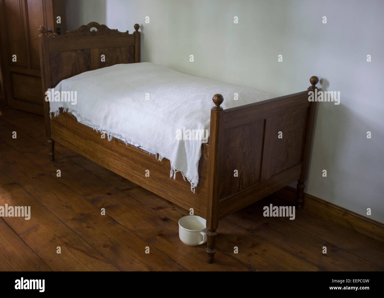 Whilhelm Busch Schlafzimmer im Museum Wilhelm-Busch-Haus, in seinem ehemaligen Wohnhaus in Mechtshausen, Deutschland, wo er im Jahre 1908 starb. Stockfoto