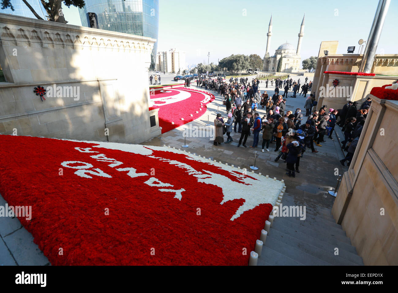 Baku, Aserbaidschan. 20. Januar 2015. Bewohner besuchen die Gasse Märtyrer seit frühen Morgenstunden, Aserbaidschans tapfere Söhne und Töchter zu würdigen. Ein landesweite Moment der Stille wurde für die Opfer der schwarzen Januar beobachtet. Schiffe, Autos und Züge Klang Sirenen im ganzen Land zum Gedenken an die Opfer der Tragödie des 20. Januar 1990. Im Einklang mit einem entsprechenden Aktionsplan wurden Gedenkveranstaltungen in alle Städte und Gemeinden des Landes, mit der Staatsflagge gesenkt auf alle Gebäude angeordnet. Bildnachweis: Aziz Karimow/Pacific Press/Alamy Live-Nachrichten Stockfoto