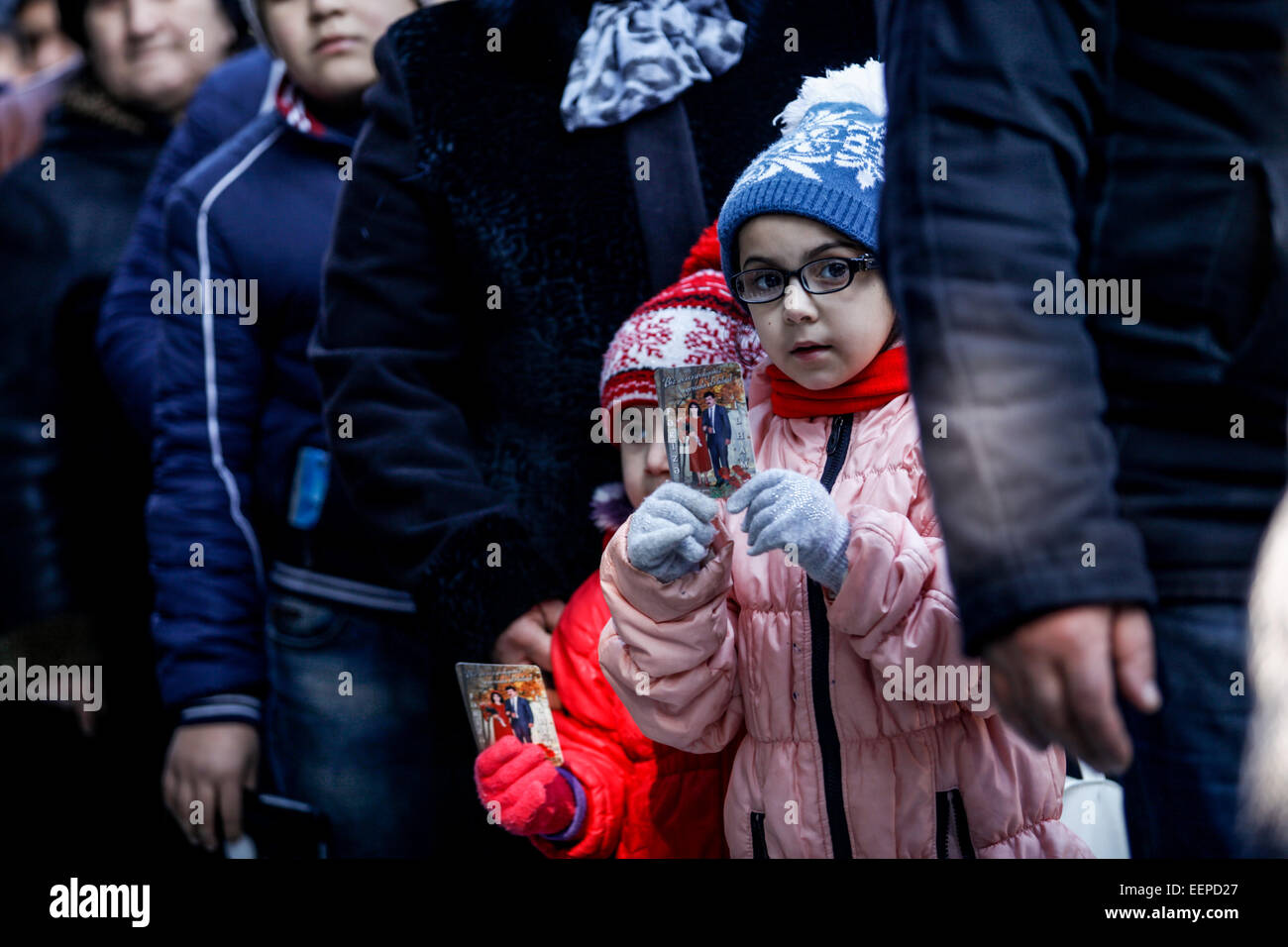 Baku, Aserbaidschan. 20. Januar 2015. Bewohner besuchen die Gasse Märtyrer seit frühen Morgenstunden, Aserbaidschans tapfere Söhne und Töchter zu würdigen. Ein landesweite Moment der Stille wurde für die Opfer der schwarzen Januar beobachtet. Schiffe, Autos und Züge Klang Sirenen im ganzen Land zum Gedenken an die Opfer der Tragödie des 20. Januar 1990. Im Einklang mit einem entsprechenden Aktionsplan wurden Gedenkveranstaltungen in alle Städte und Gemeinden des Landes, mit der Staatsflagge gesenkt auf alle Gebäude angeordnet. Bildnachweis: Aziz Karimow/Pacific Press/Alamy Live-Nachrichten Stockfoto