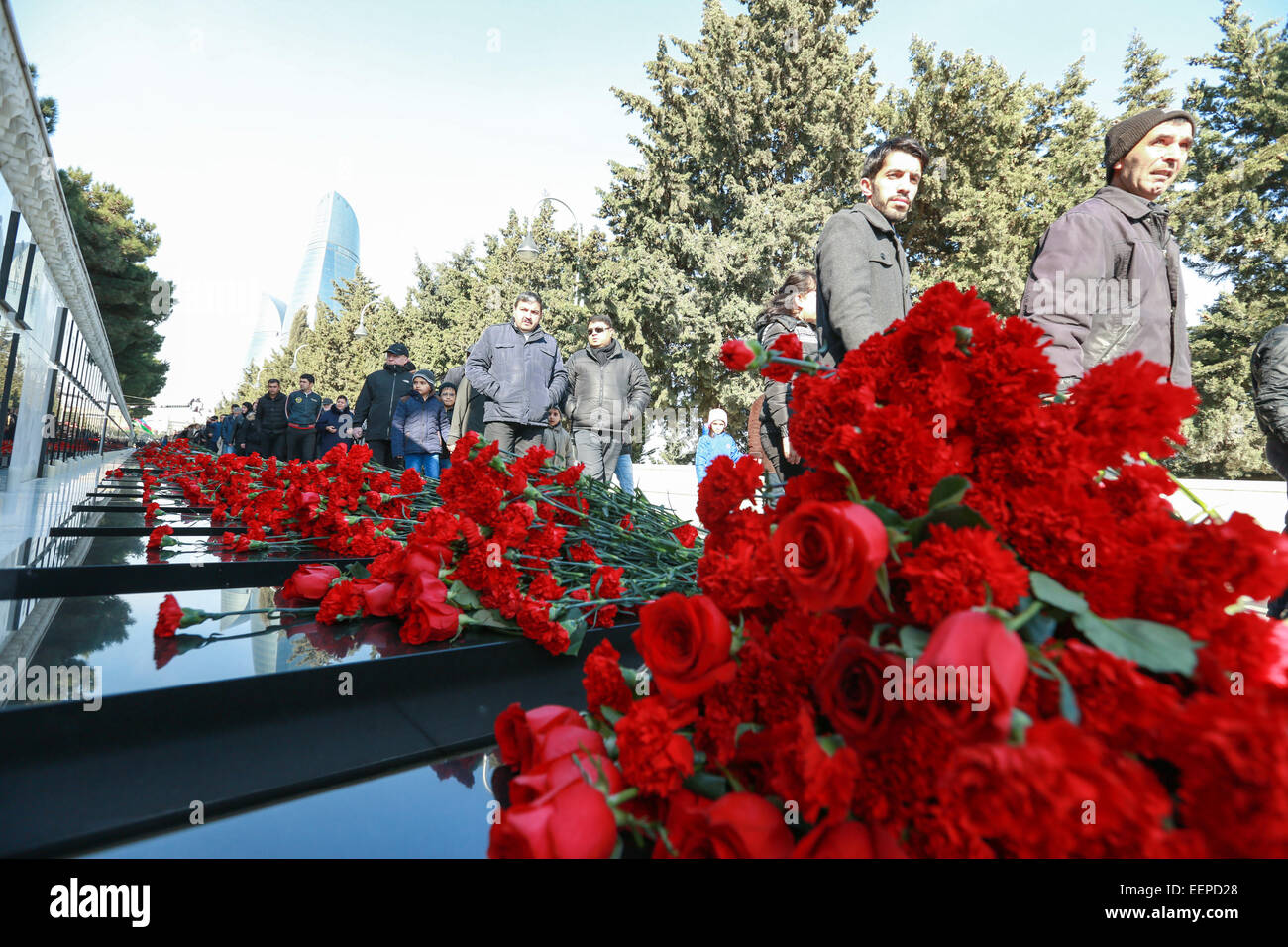 Baku, Aserbaidschan. 20. Januar 2015. Bewohner besuchen die Gasse Märtyrer seit frühen Morgenstunden, Aserbaidschans tapfere Söhne und Töchter zu würdigen. Ein landesweite Moment der Stille wurde für die Opfer der schwarzen Januar beobachtet. Schiffe, Autos und Züge Klang Sirenen im ganzen Land zum Gedenken an die Opfer der Tragödie des 20. Januar 1990. Im Einklang mit einem entsprechenden Aktionsplan wurden Gedenkveranstaltungen in alle Städte und Gemeinden des Landes, mit der Staatsflagge gesenkt auf alle Gebäude angeordnet. Bildnachweis: Aziz Karimow/Pacific Press/Alamy Live-Nachrichten Stockfoto