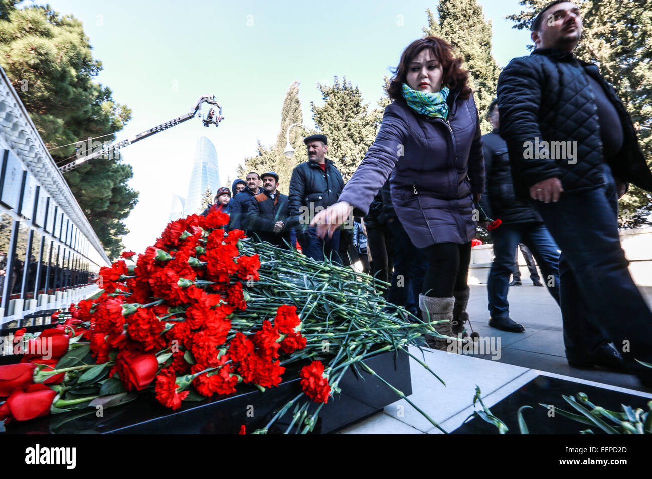 Baku, Aserbaidschan. 20. Januar 2015. Bewohner besuchen die Gasse Märtyrer seit frühen Morgenstunden, Aserbaidschans tapfere Söhne und Töchter zu würdigen. Ein landesweite Moment der Stille wurde für die Opfer der schwarzen Januar beobachtet. Schiffe, Autos und Züge Klang Sirenen im ganzen Land zum Gedenken an die Opfer der Tragödie des 20. Januar 1990. Im Einklang mit einem entsprechenden Aktionsplan wurden Gedenkveranstaltungen in alle Städte und Gemeinden des Landes, mit der Staatsflagge gesenkt auf alle Gebäude angeordnet. Bildnachweis: Aziz Karimow/Pacific Press/Alamy Live-Nachrichten Stockfoto