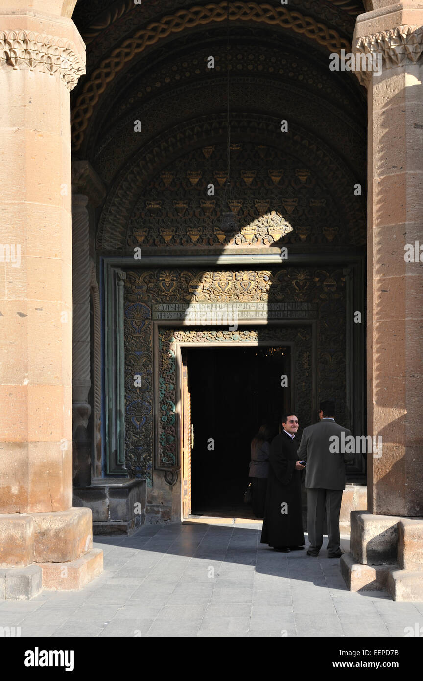 Eingang zum Etchmiadzin Kathedrale, Vagharshapat, Armenien Stockfoto