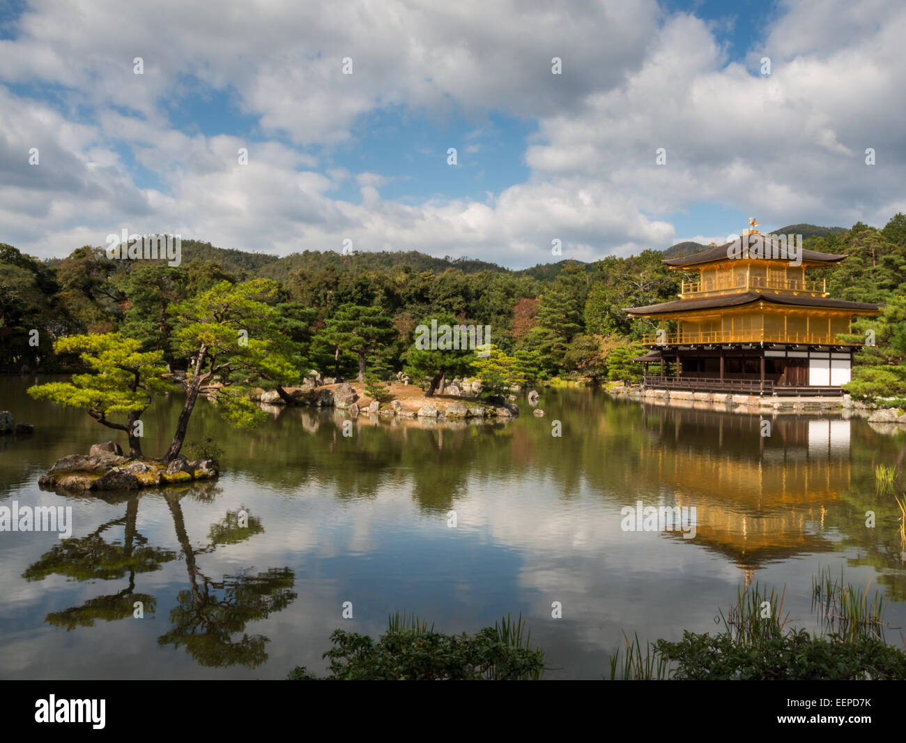 Kyotos Kinkaku-Ji Landschaft mit dem Goldenen Pavillon spiegelt sich in den Gewässern des Sees Stockfoto