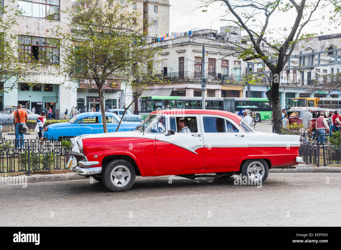 Street View: rote und weiße vintage Classic American Auto als Taxi in der Innenstadt von Havanna, Kuba Stockfoto
