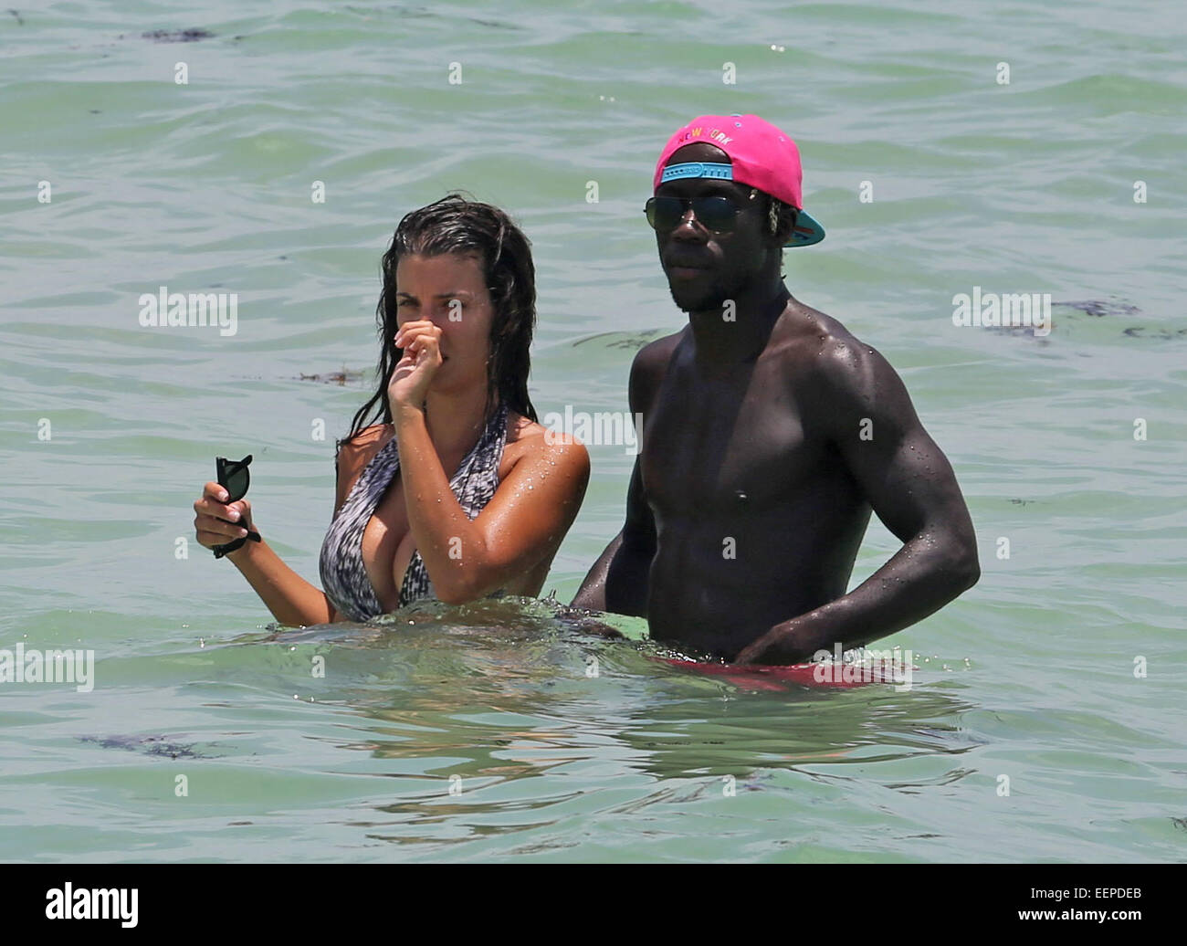 Französischer Fußballspieler Bacary Sagna und seine Frau Ludivine Kadri Sagna genießen Sie einen Tag am Strand mit: Bacary Sagna, Ludivine Kadri Sagna wo: Miami Beach, Florida, USA bei: 18. Juli 2014 Stockfoto