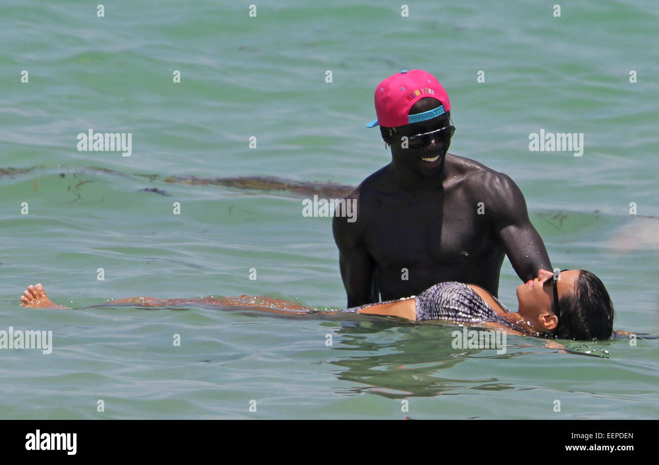 Französischer Fußballspieler Bacary Sagna und seine Frau Ludivine Kadri Sagna genießen Sie einen Tag am Strand mit: Bacary Sagna, Ludivine Kadri Sagna wo: Miami Beach, Florida, USA bei: 18. Juli 2014 Stockfoto