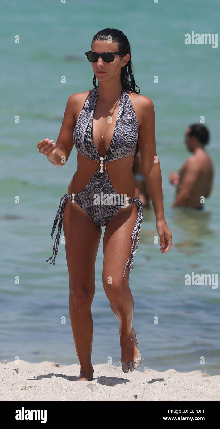 Französischer Fußballspieler Bacary Sagna und seine Frau Ludivine Kadri Sagna genießen Sie einen Tag am Strand mit: Ludivine Kadri Sagna wo: Miami Beach, Florida, USA bei: 18. Juli 2014 Stockfoto