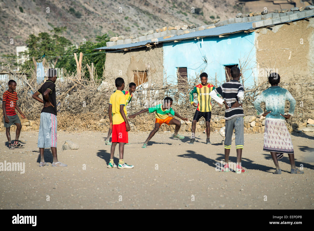 Kinder spielen Fußball auf einem Schmutz-Stellplatz in Abala, Äthiopien, Afrika Stockfoto