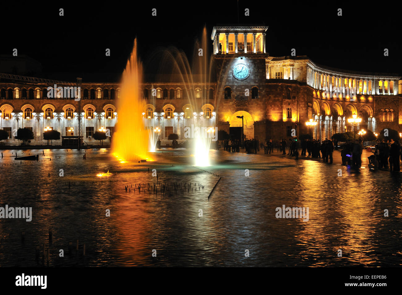 Springbrunnen am Platz der Republik (Hanrapetutyan Hraparak) während light &amp; sound Show, Eriwan, Armenien Stockfoto