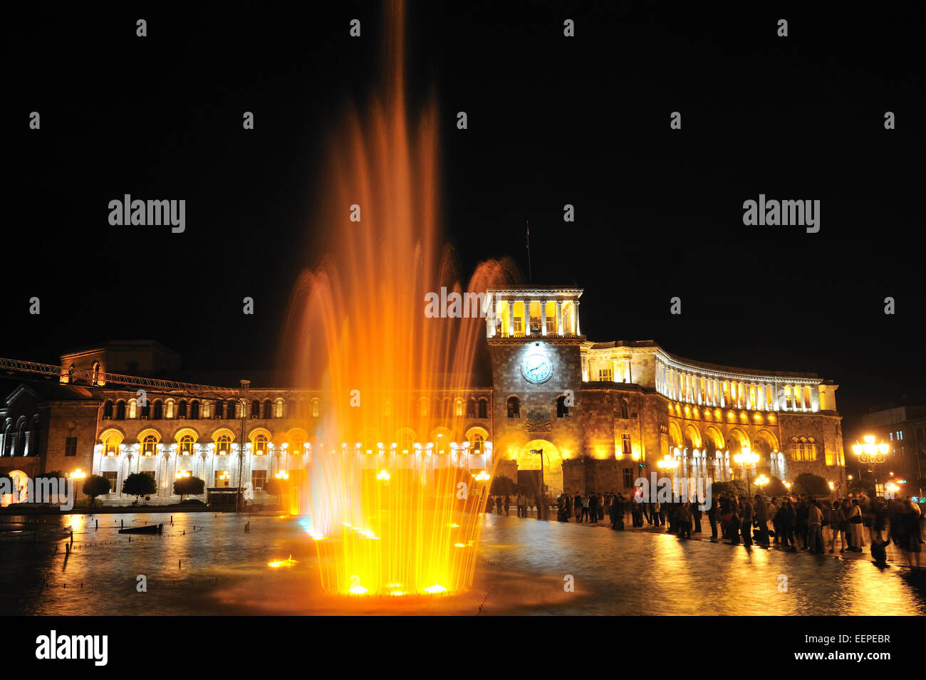 Springbrunnen am Platz der Republik (Hanrapetutyan Hraparak) während light &amp; sound Show, Eriwan, Armenien Stockfoto