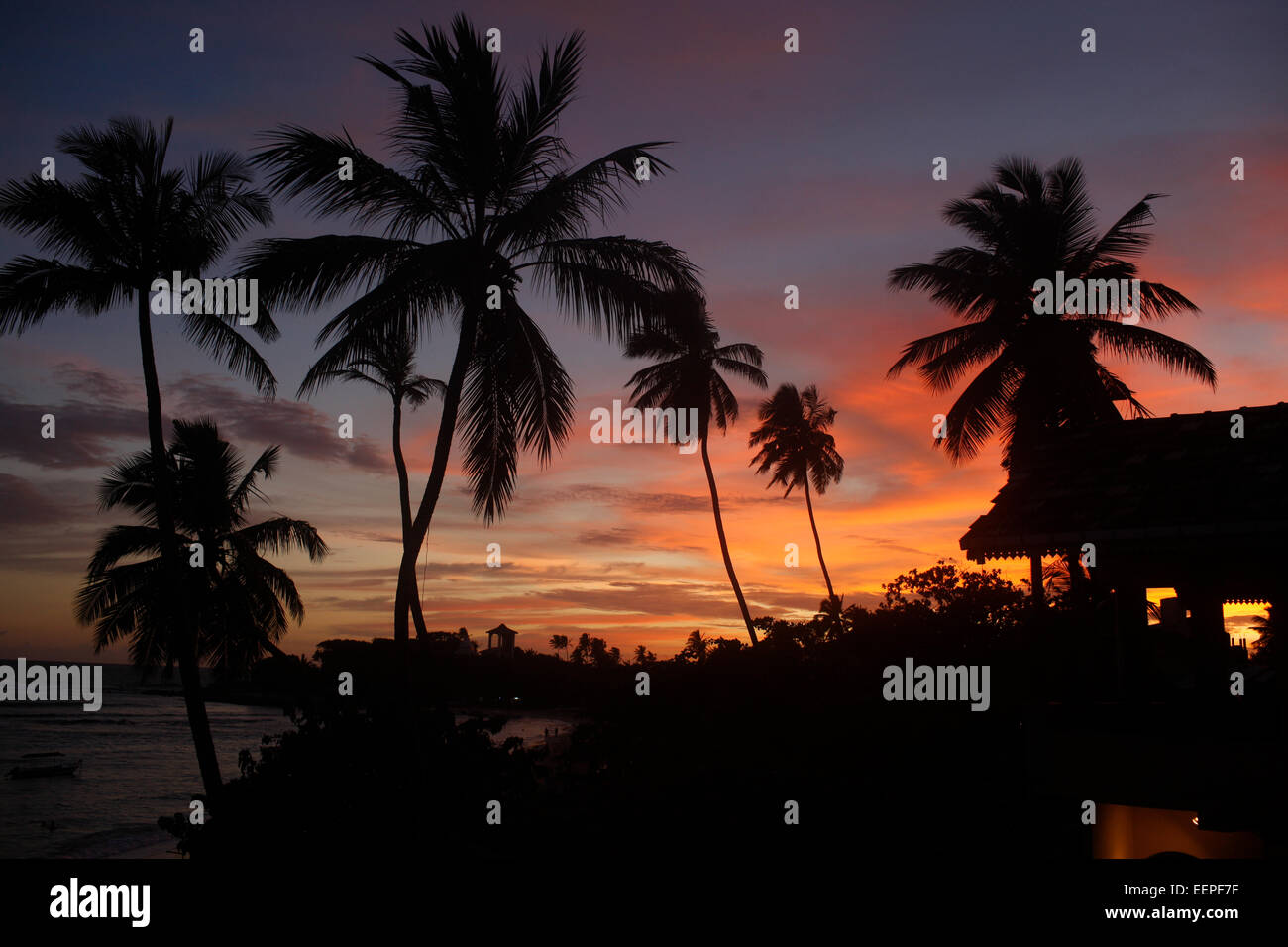 Sonnenuntergang am Strand in Unawatuna, Sri Lanka Stockfoto