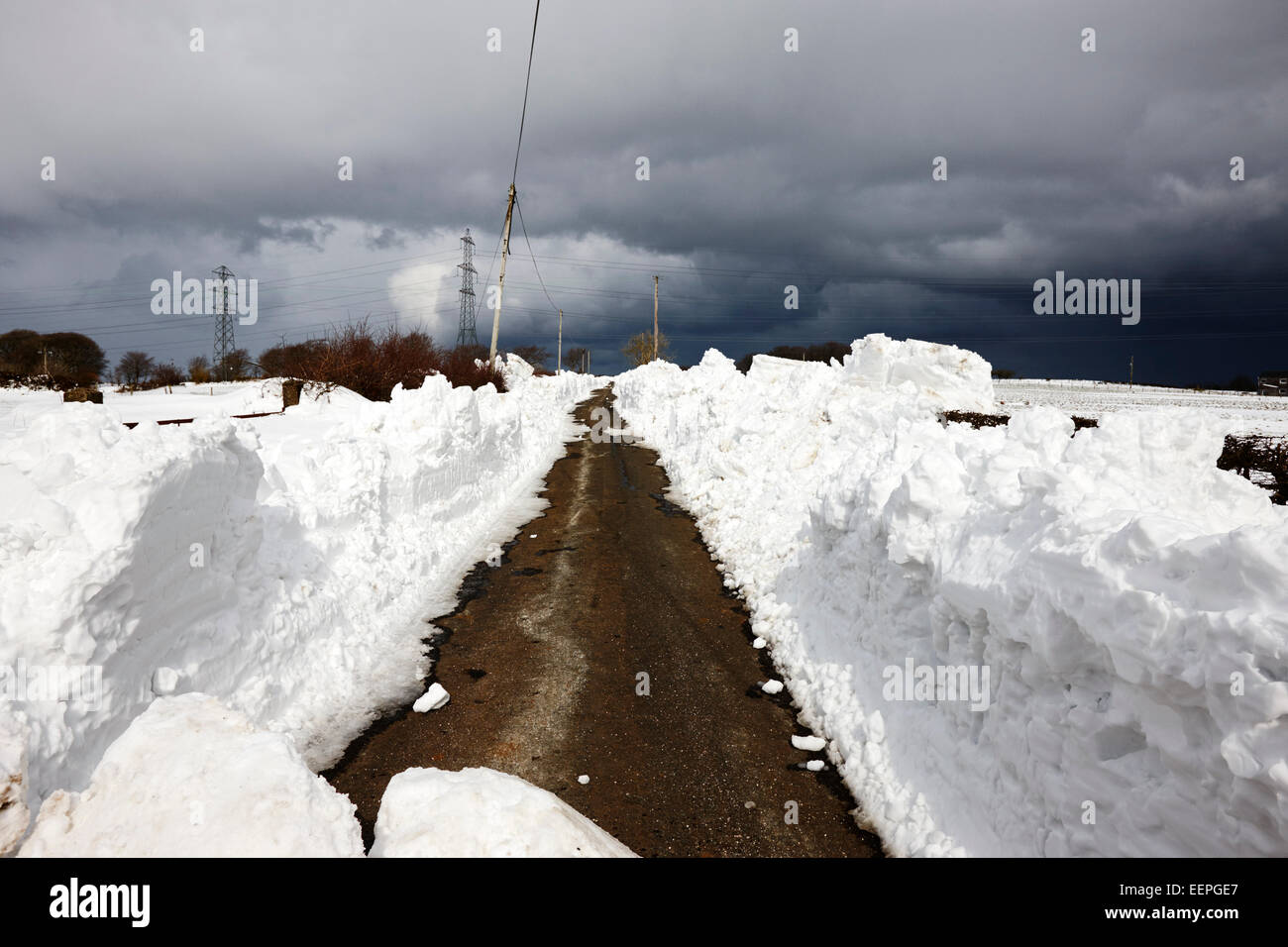 Weg durch Schneewehen während Winter-Nordirland Stockfoto