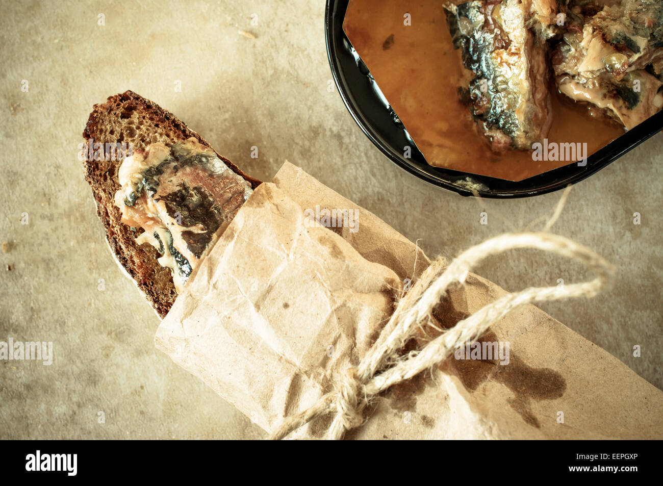 Sandwich mit Fischkonserven Stockfoto