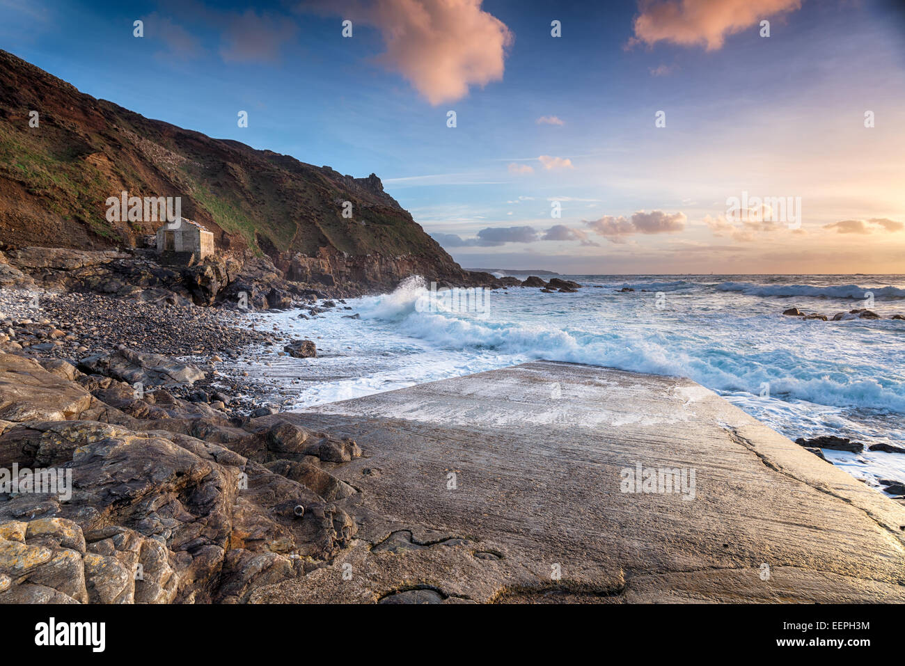 Wellen an der Küste des Priesters Cove am Cape Cornwall in der Nähe von Lands End Stockfoto