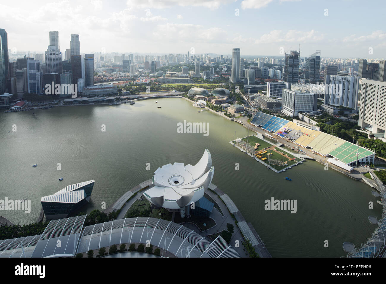 Luftaufnahme von Singapur. Die Aussicht von der Spitze des Marina Bay Sands Hotel and Casino (Sky Park). Stockfoto