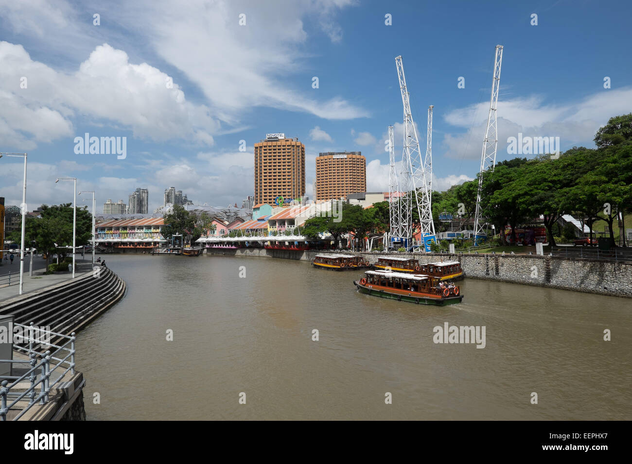 Ausflugsboote auf dem Singapore River, Singapur River Walk. Stockfoto