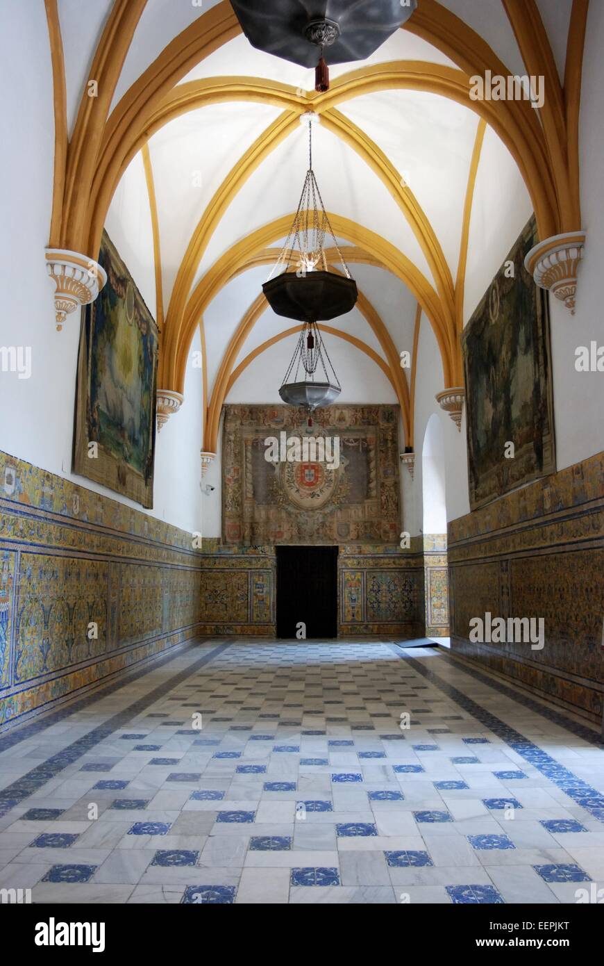 Blick entlang der Salon De La Emperador im Inneren des Schlosses der Provinz Könige, Sevilla, Sevilla, Andalusien, Spanien, Westeuropa. Stockfoto