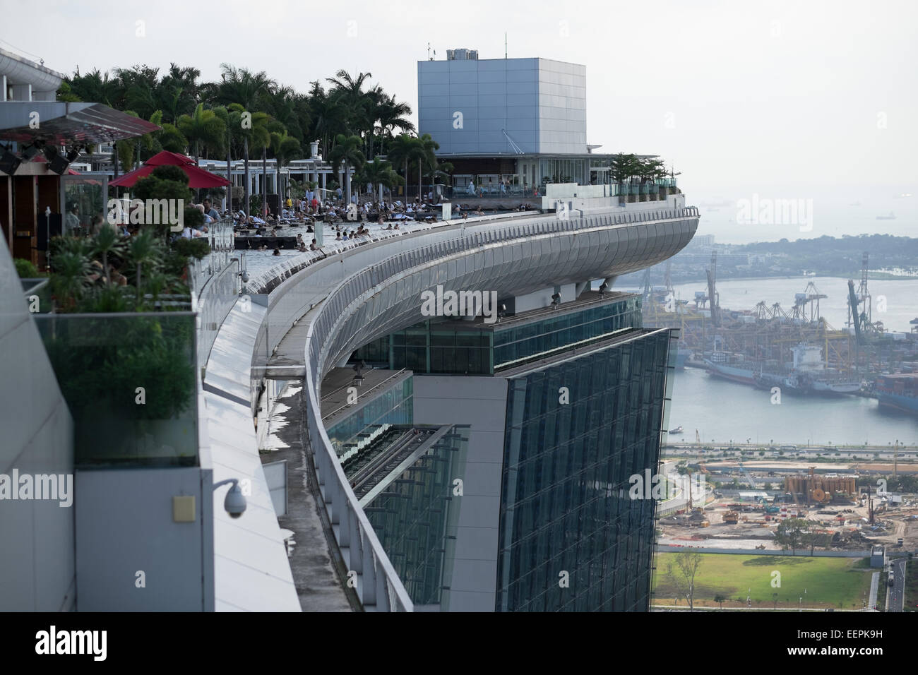 Marina Bay Sands Hotel und Casino Sky Park Blick von der Dachterrasse. Stockfoto
