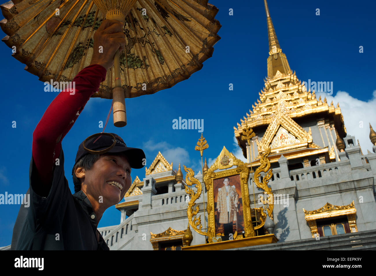 Regenschirm-Verkäufer. Fassade eines Tempels, Wat Traimit, Bangkok, Thailand. Wat Traimit in Bangkok. Tempel des goldenen Buddha In Chinatow Stockfoto