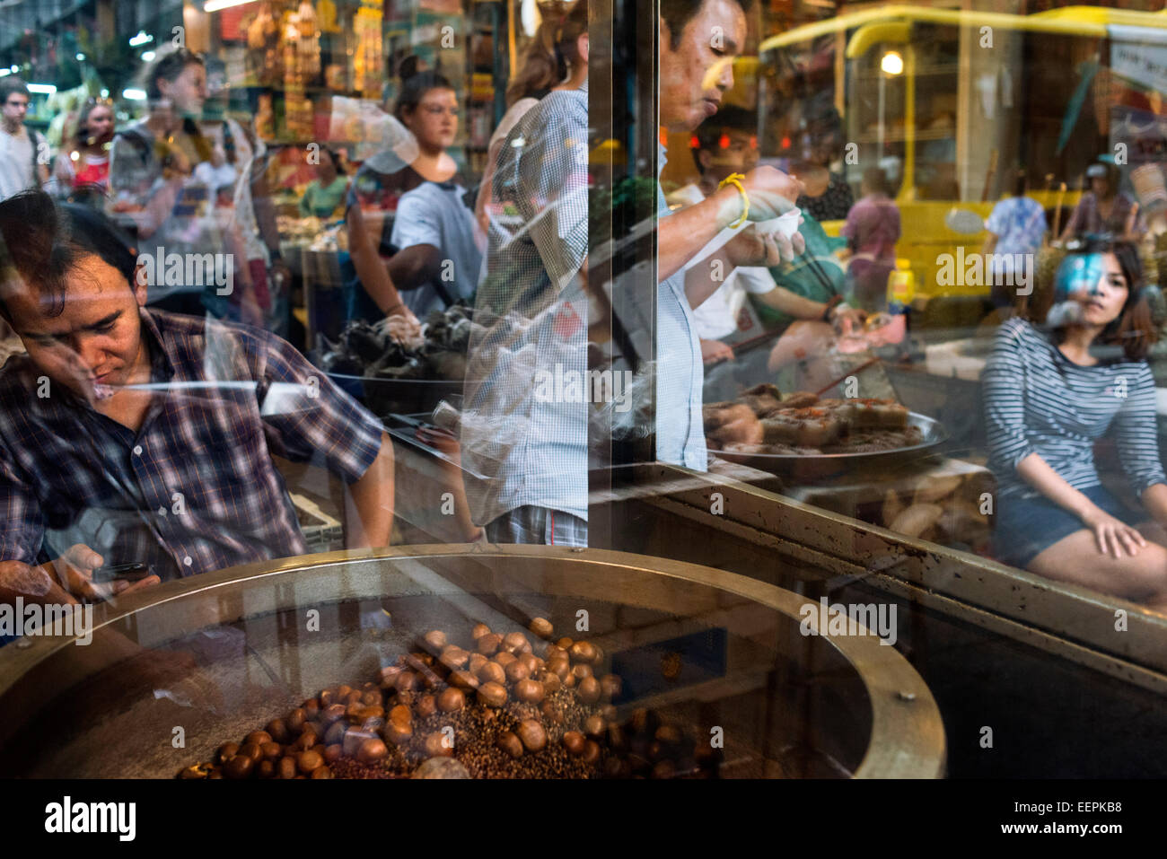 Gebratene Kastanien, Bangkoks Chinatown, Thailand. Markt Stall und Street Essen in Chinatown Bangkok, Thailand vorbereitet. Ya Stockfoto