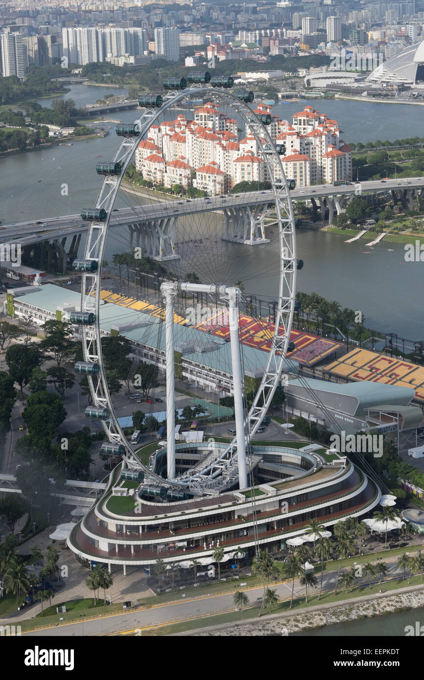 Singapore Flyer. Riesenrad in Singapur. Wie aus der Sky View Park des Marina Bay Sands Hotel and Casino gesehen. Stockfoto