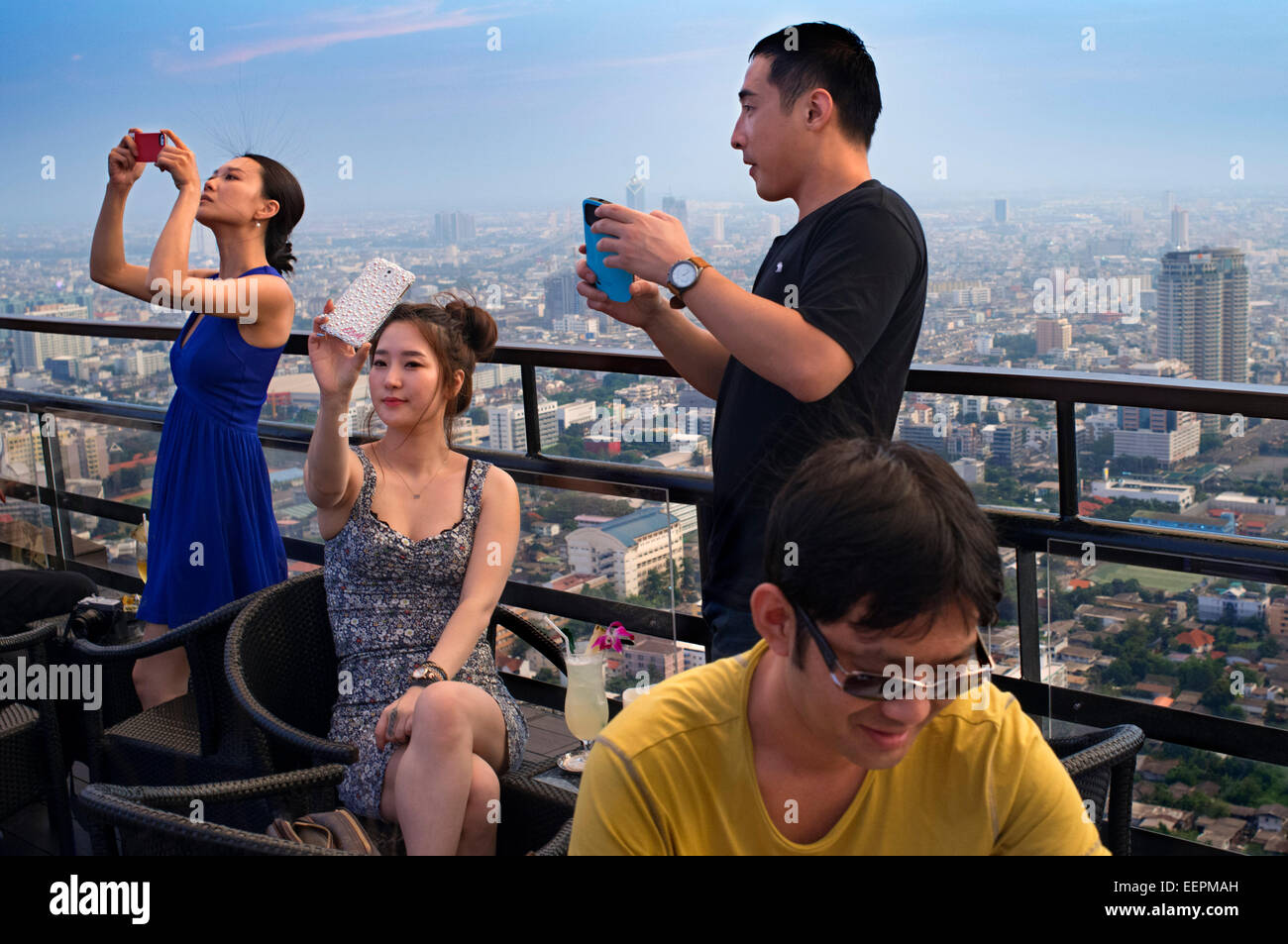 Asiaten fotografieren. Banyan Tree auf dem Dach Vertigo & Moon Bar, Restaurant, Bangkok, Thailand. Blick auf die Stadt, wel Stockfoto