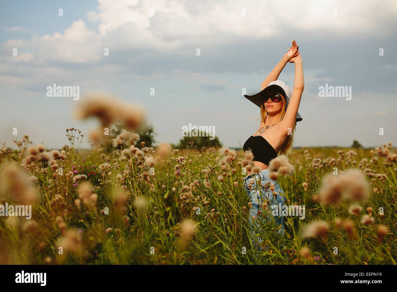 Schöne Mädchen in Hut und Sonnenbrille Stockfoto