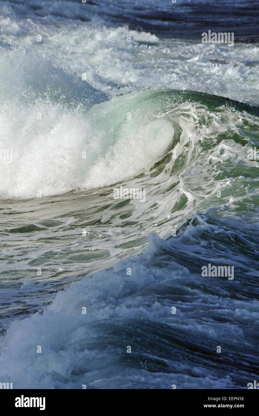 KwaZulu-Natal, Südafrika, fliegenden weißen Schaum Spray als Lippe der brechenden Welle Wellen vor dem Aufprall, Strand, Landschaft, Meerblick Stockfoto
