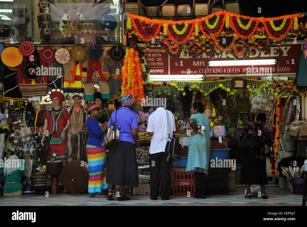 Kunden, die Gewürze vor bunten Shop Verkauf von traditionellen afrikanischen und indischen Einzelteile an Victoria Market, Durban, KwaZulu-Natal Stockfoto