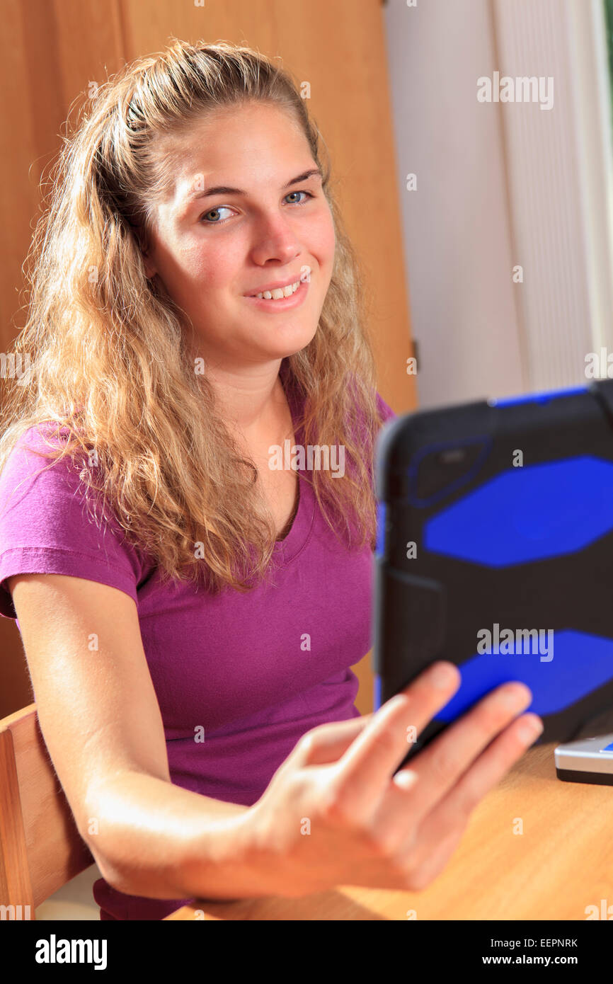 Schüler mit Sehbehinderung, die mit ihrem großen print tablet Stockfoto