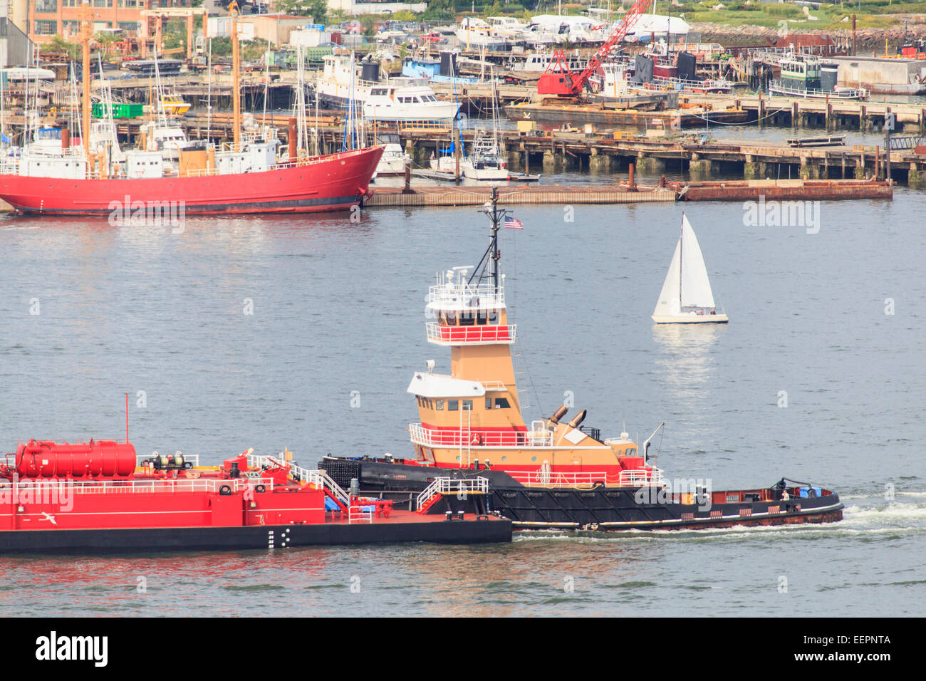 Schlepper bewegen Tanker durch Boston Harbor, East Boston, Boston, Massachusetts, USA Stockfoto