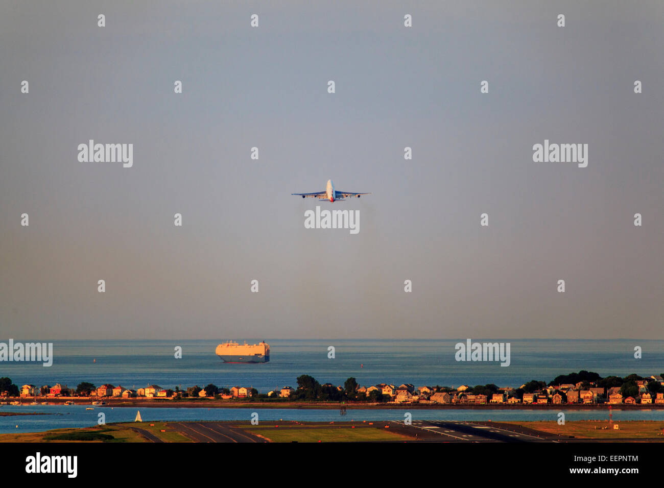 Flugzeug abheben vom Flughafen Logan mit Winthrop, Boston, Massachusetts, USA Stockfoto Flugzeug abheben vom Flughafen Logan mit Winthrop, Boston, Massachusetts, USA Stockfoto