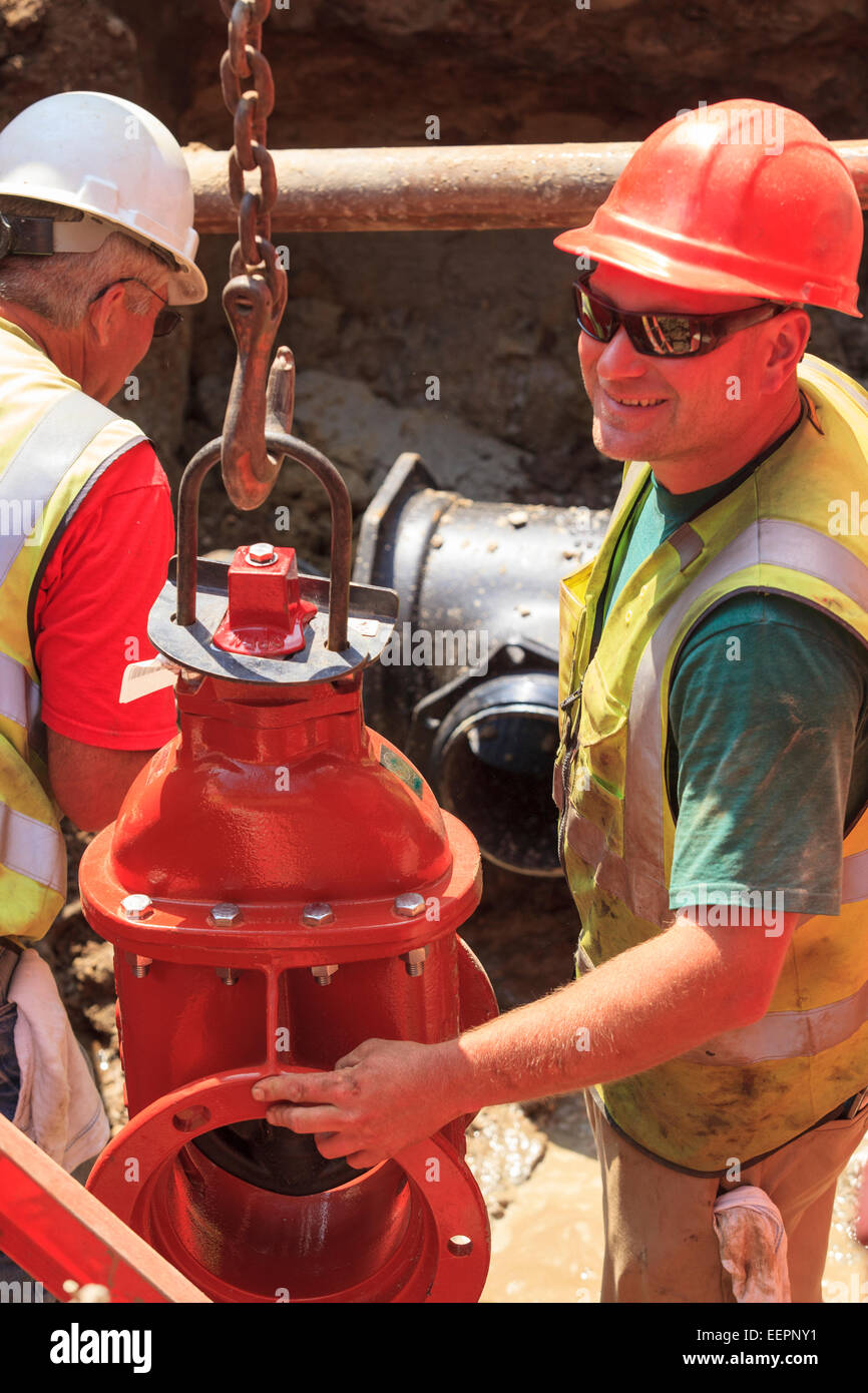 Bauarbeiter, Absperrschieber für Hauptwasserleitung heben wird vorbereitet Stockfoto