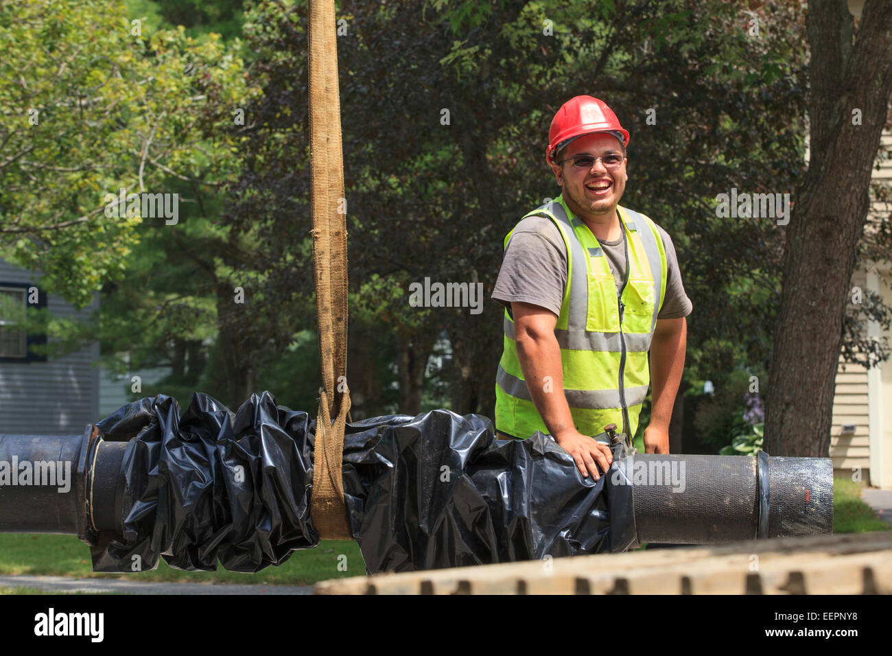 Bauarbeiter, die Wasserleitung in Ort zu leiten Stockfoto