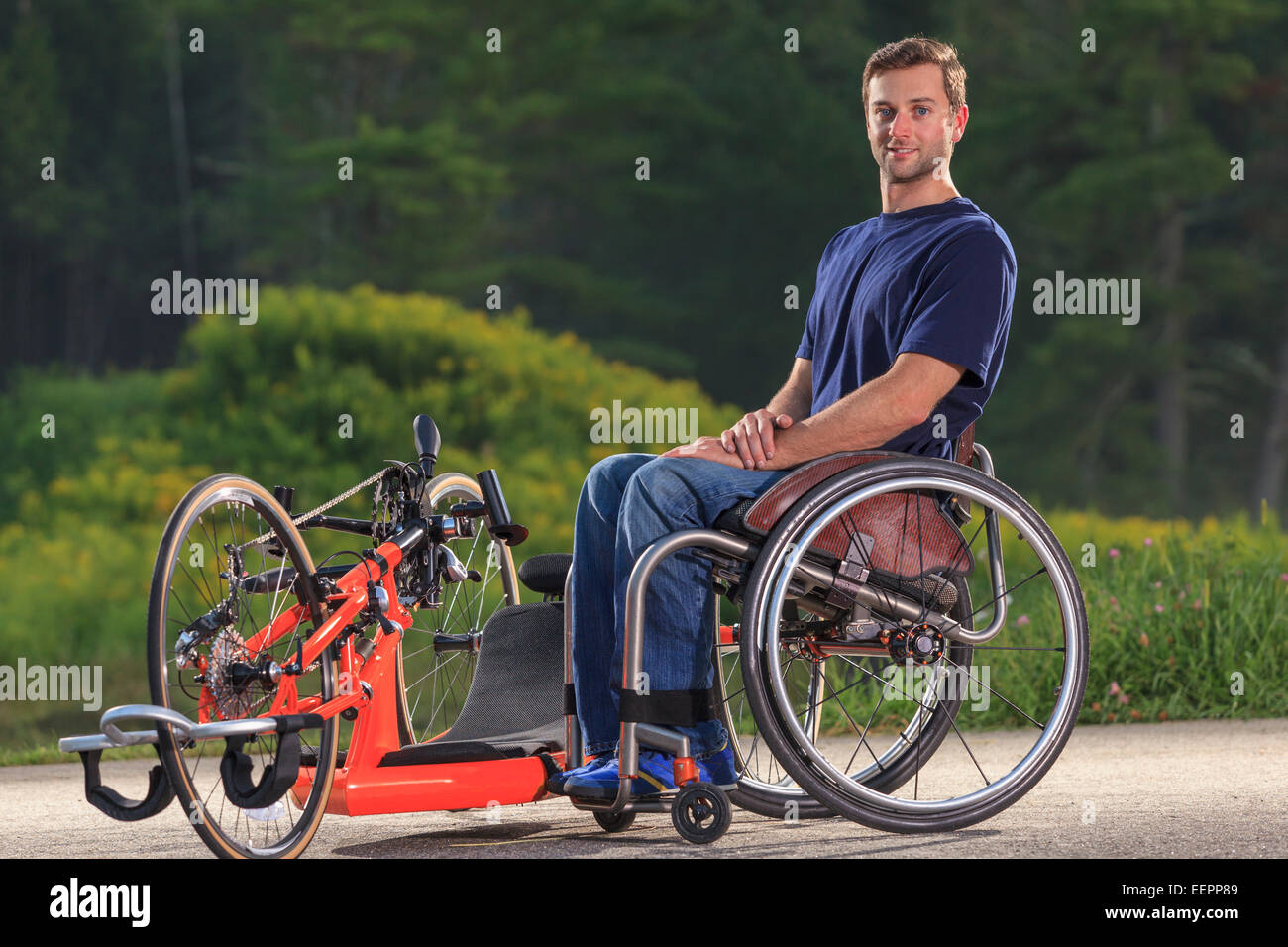 Menschen mit Querschnittlähmung in seinem Rollstuhl mit der benutzerdefinierten adaptive Hand-Zyklus Stockfoto