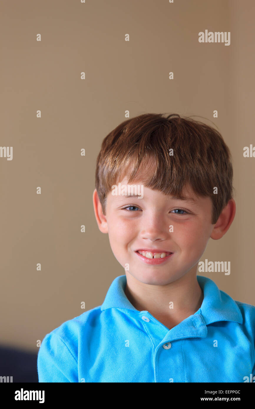 Porträt eines glücklichen jungen mit Hörbehinderung Stockfoto
