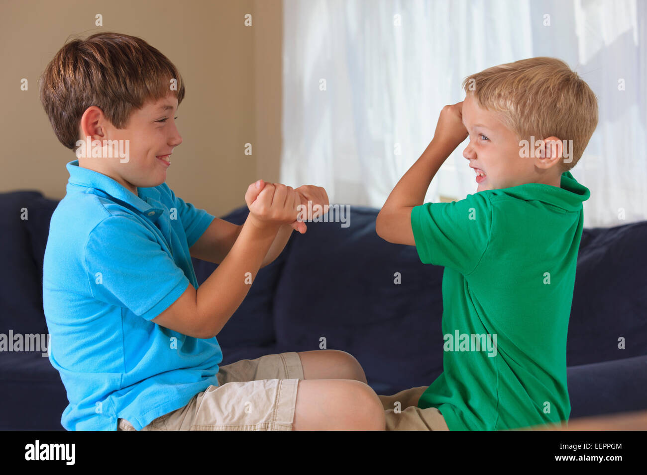 Jungen mit Hörschädigungen American Sign Language "Baseball" anmelden, auf ihrer couch Stockfoto